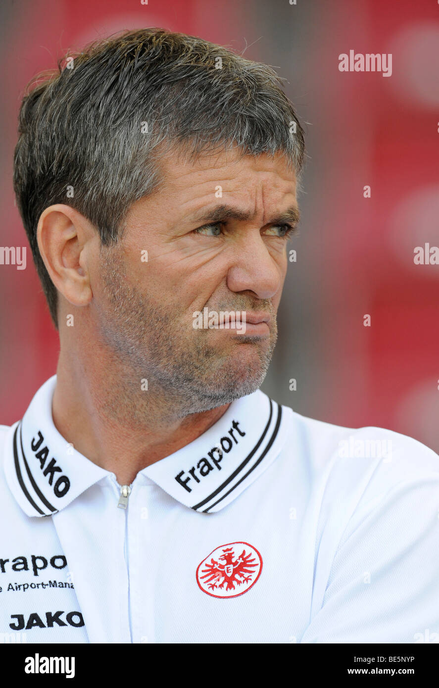 Trainer Friedhelm Funkel, Eintracht Frankfurt, schauen skeptisch Stockfoto