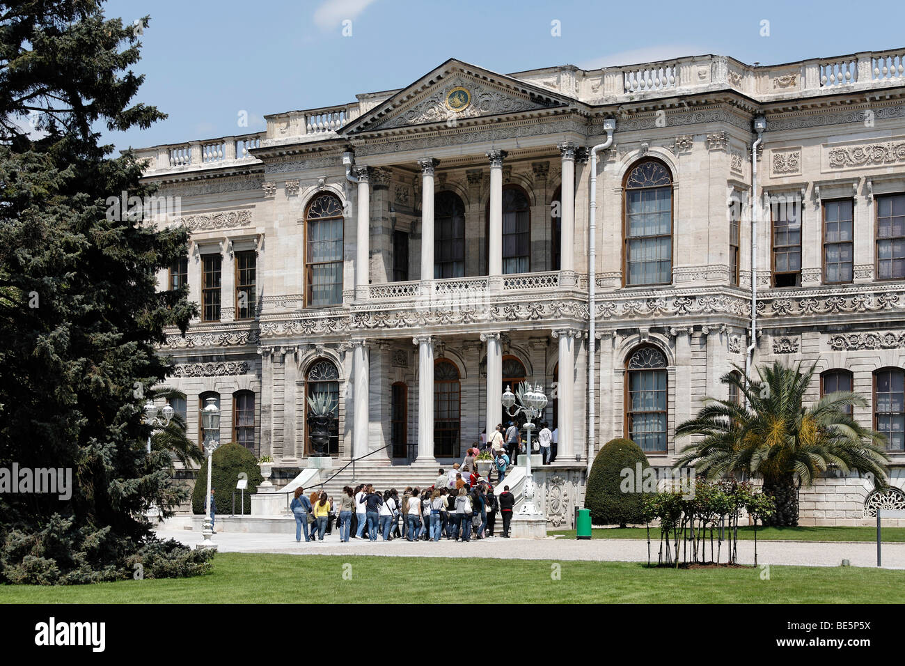 Touristen warten auf die Tour, Dolmabahce Palast des Sultans-Palast aus dem 19. Jahrhundert, Besiktas, Istanbul, Türkei Stockfoto