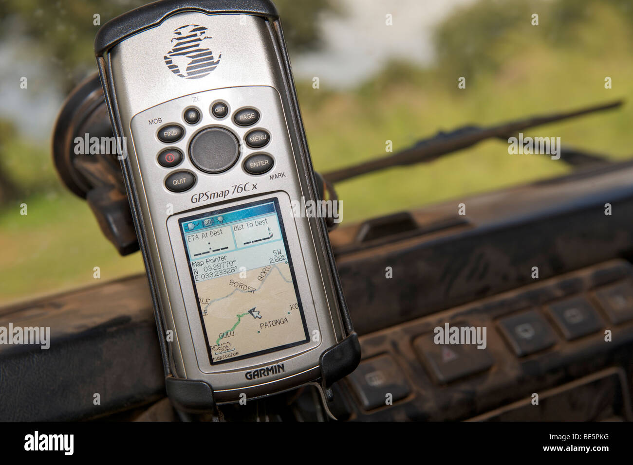 Ein GPS-Gerät montiert auf der Windschutzscheibe des Land Rover in Uganda. Stockfoto