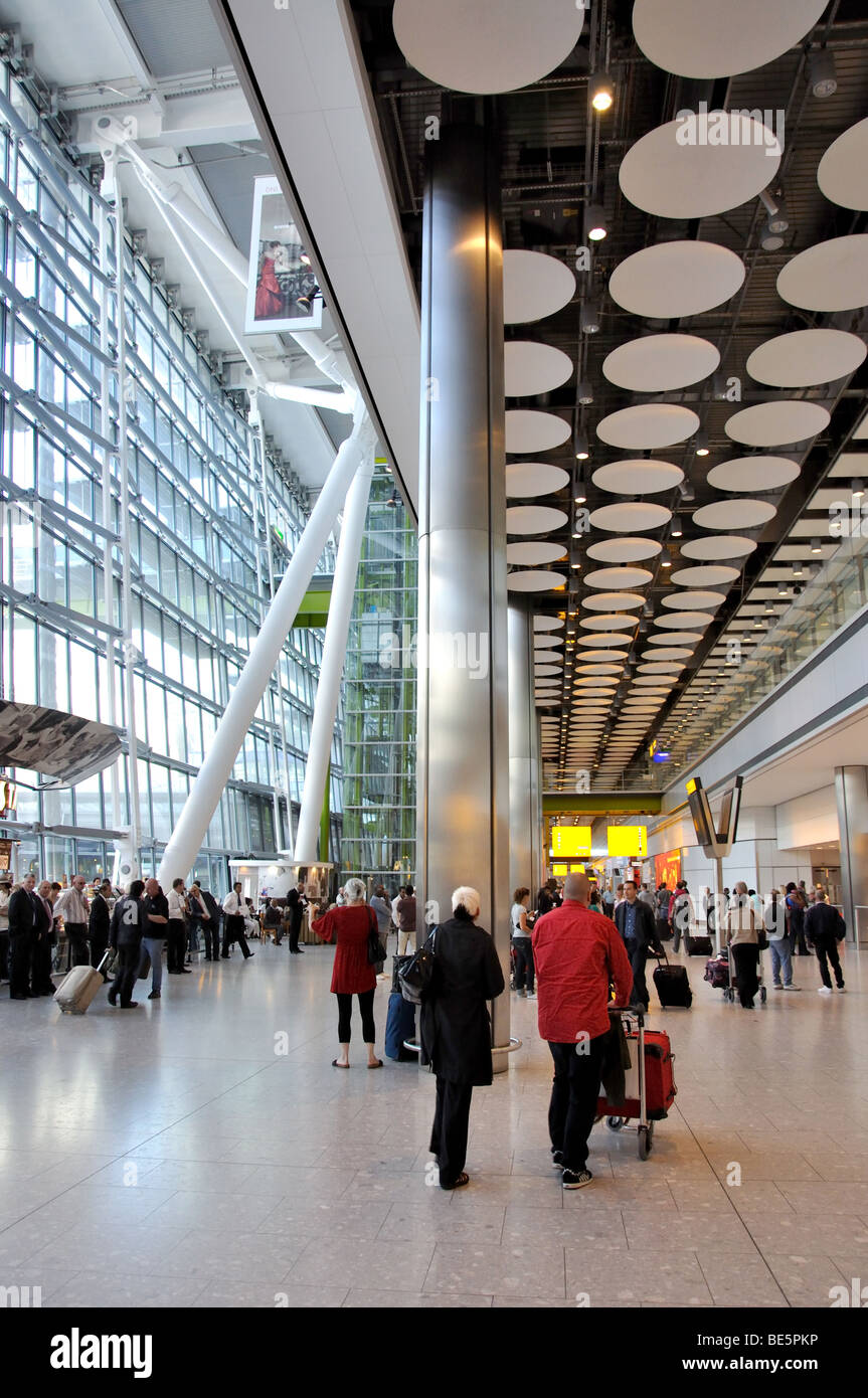 Internationale Ankünfte Bereich, Terminal 5 Heathrow Airport. London Borough of Hounslow, Greater London, England, United Kingdom Stockfoto