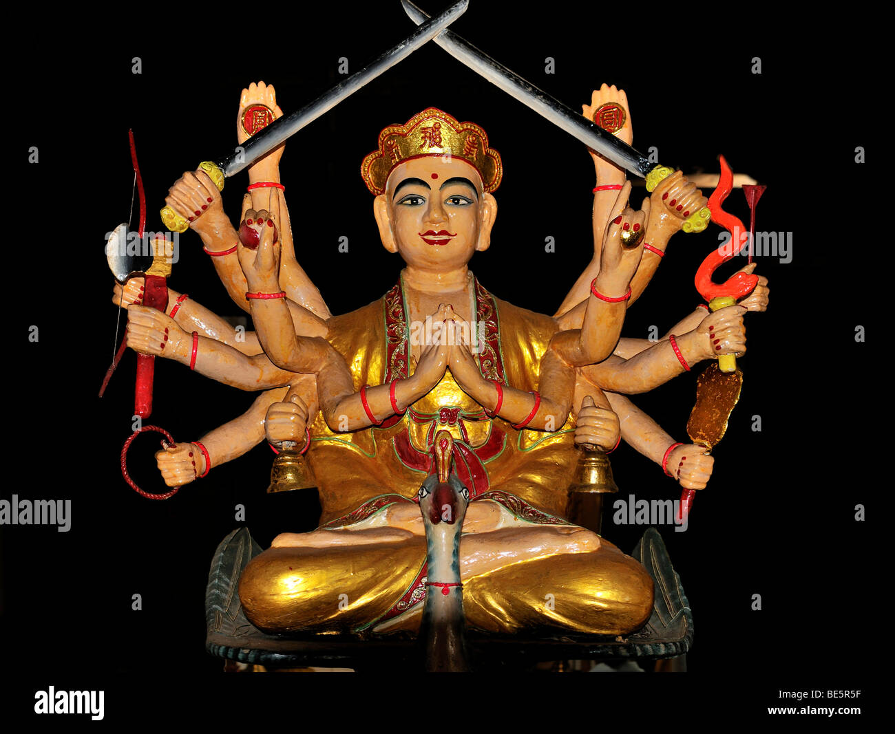 Buddhistische Gottheit mit zahlreichen Waffen, Phu Quoc, Vietnam, Asien Stockfoto