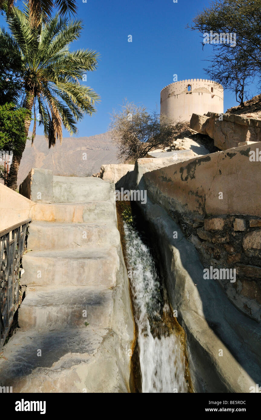 Traditionelle Falaj-Kanal, Bewässerungssystem, Birkat al Mawz, UNESCO-Weltkulturerbe, Hajar al-Gharbi-Gebirge, Dhakiliya Re Stockfoto