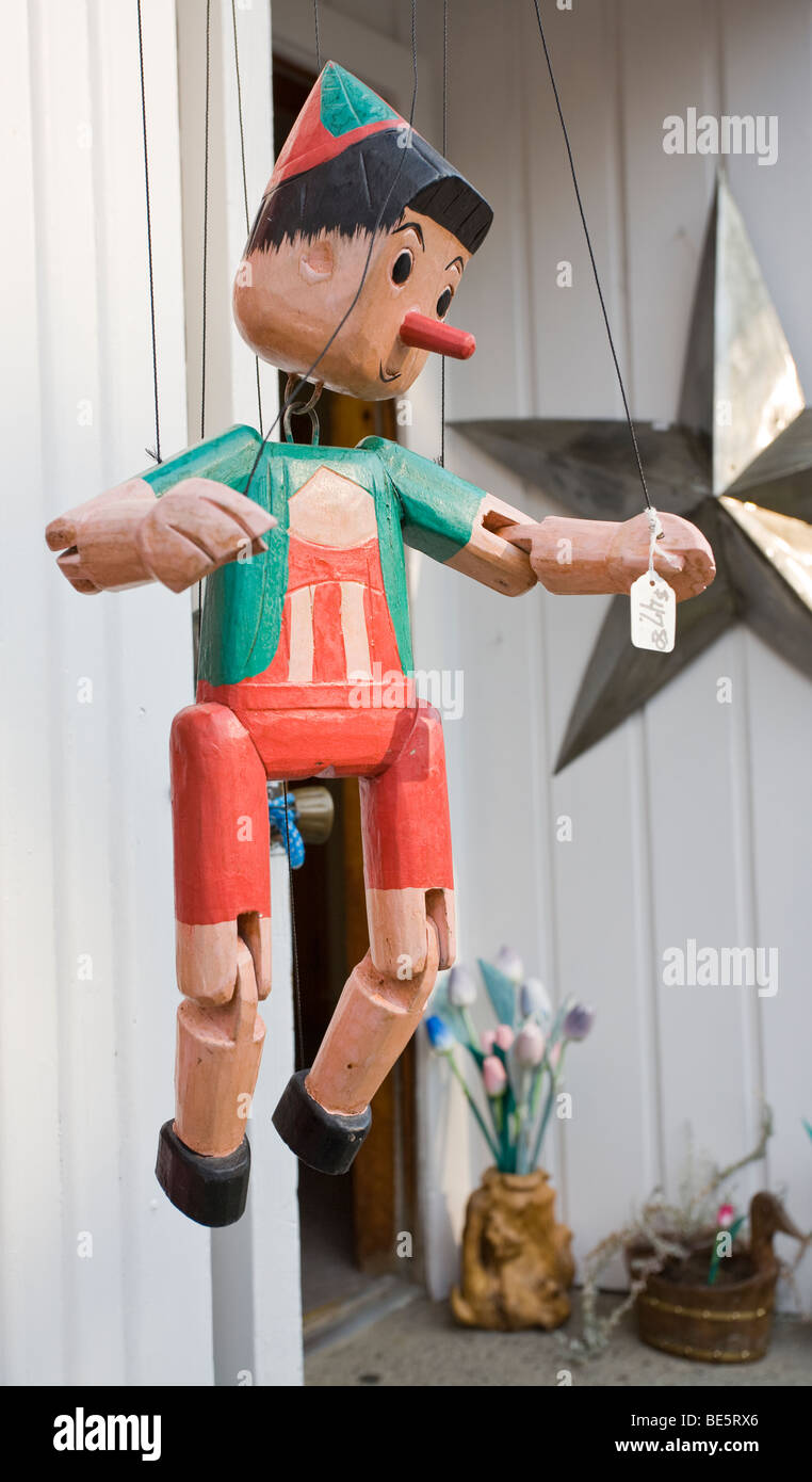 artikuliert-holzpuppe-pinocchio-eine-bunt-bemalte-pinocchio-marionette