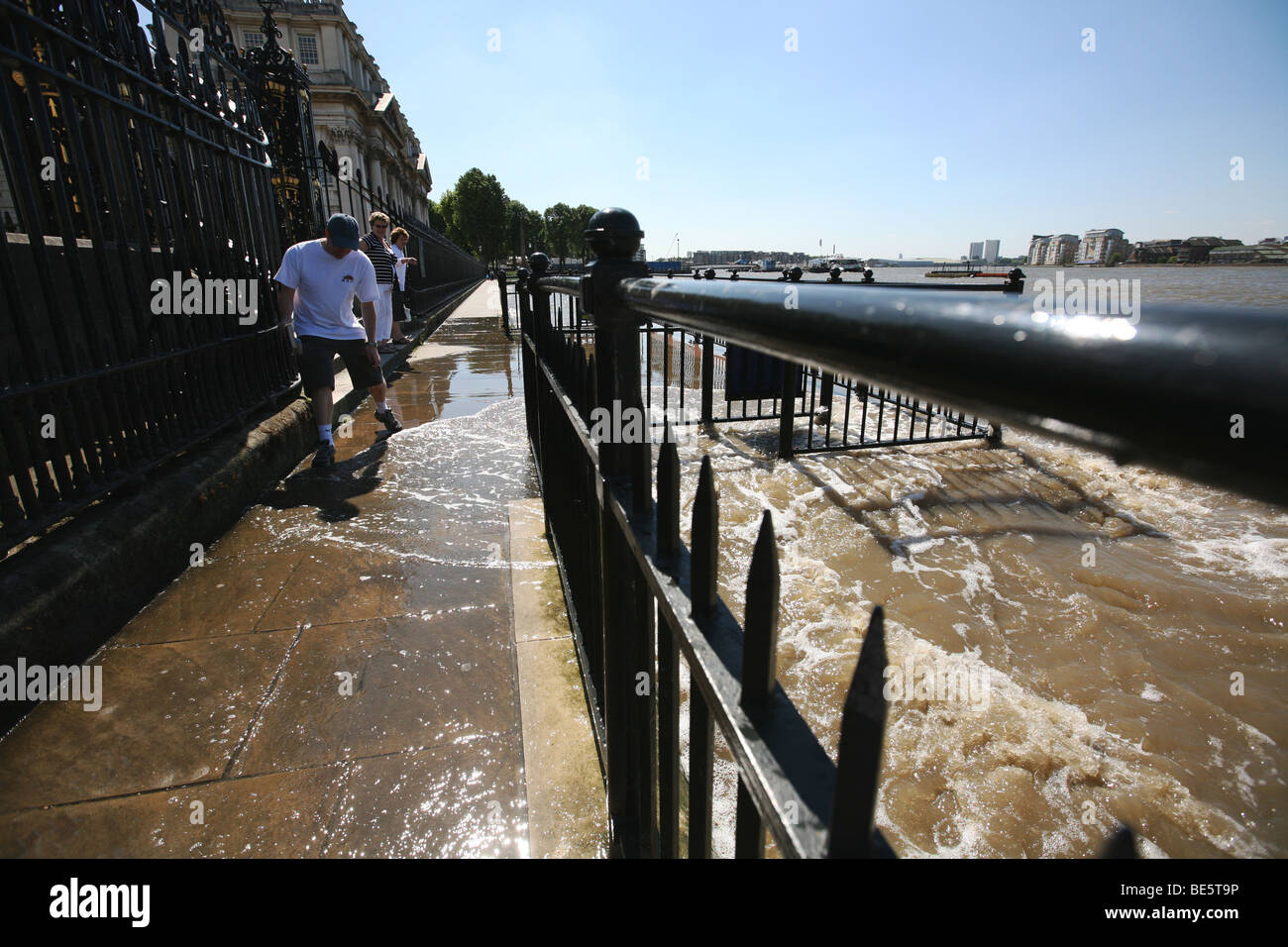 Eine sehr hohe Flut in Greenwich, London, England UK. 24. Juni 2009 zeigt die überquellenden Ufer des Flusses Themse Stockfoto