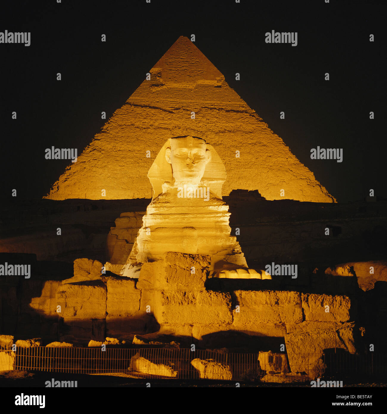 Die Sphinx und Pyramide beleuchtet in der Nacht während der Sohn-et-Lumiere Lichtshow, Gizeh, Kairo, Ägypten, Nordafrika Stockfoto