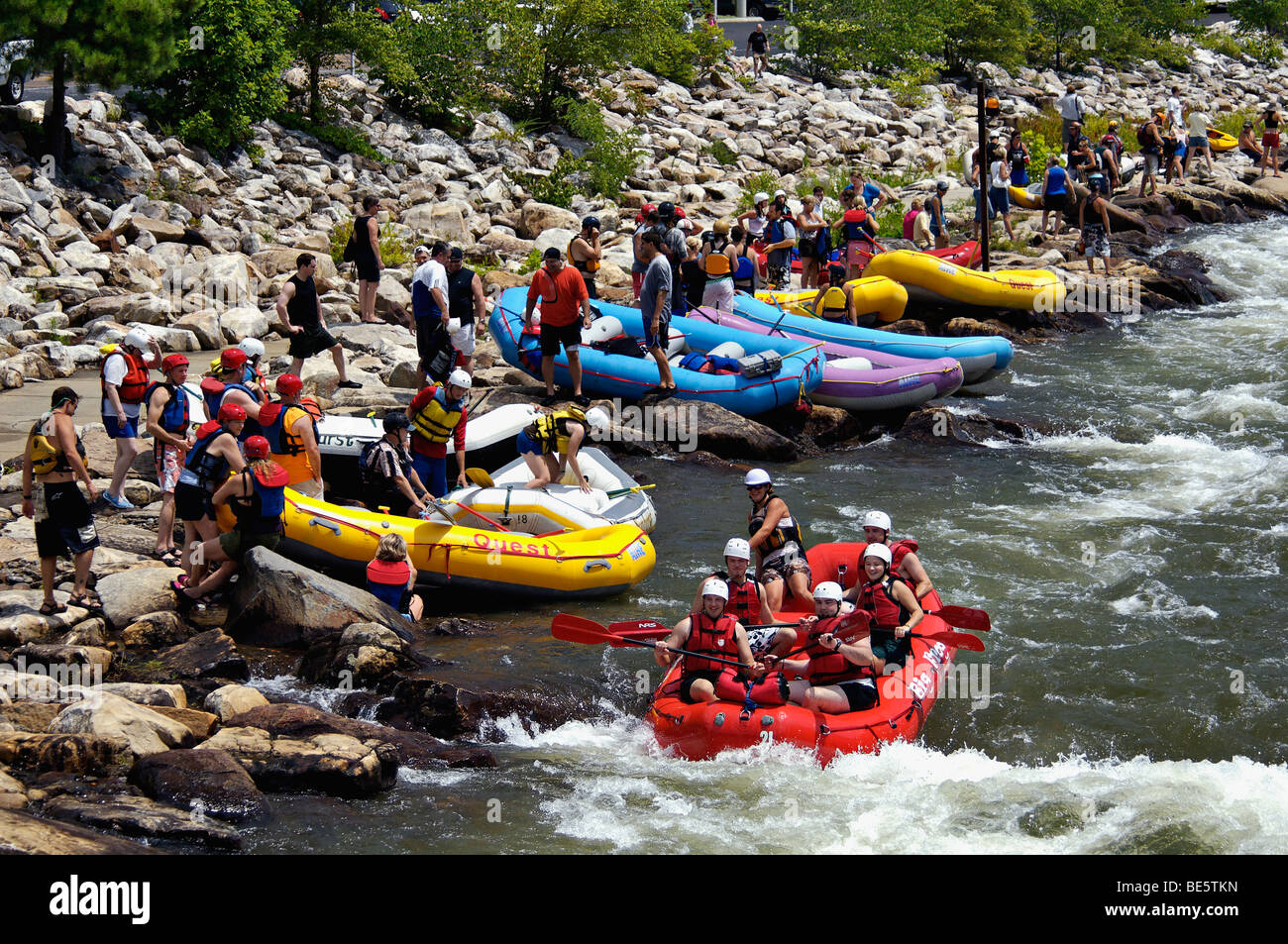 Flöße auf dem Ocoee River aufgereiht, wie Leute zu, Flöße und Kajaks beobachten verhandeln die Rapinds im Polk County, Tennessee Stockfoto