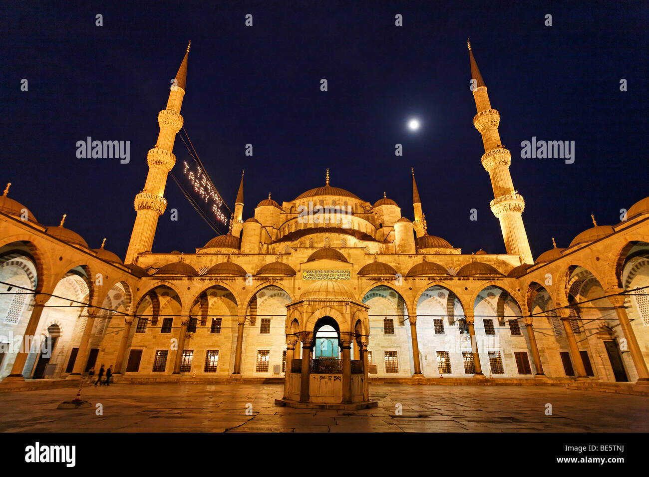 Blaue Moschee Sultan Ahmet Camii, beleuchtete, Nacht, Mond in den Himmel, Sultanahmet, Istanbul, Türkei Stockfoto