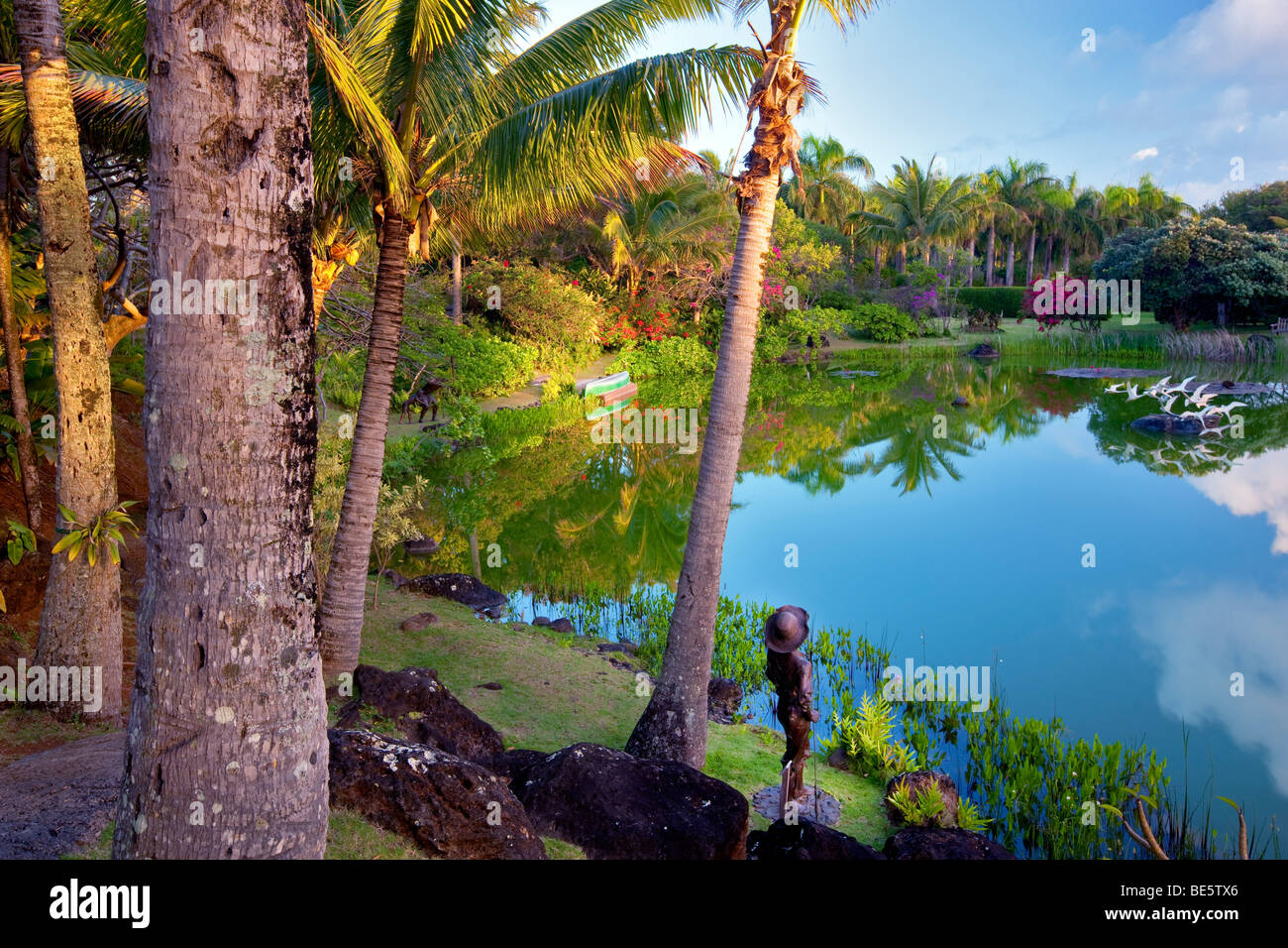 Teich Und Garten Skulptur In Na Aina Kai Botanischen Garten Kauai Hawaii Stockfotografie Alamy