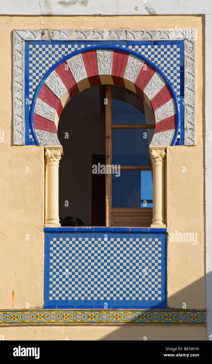 Bunte Fenster mit Blumentöpfe in der Juderia von Córdoba, Andalusien, Spanien, Europa Stockfoto