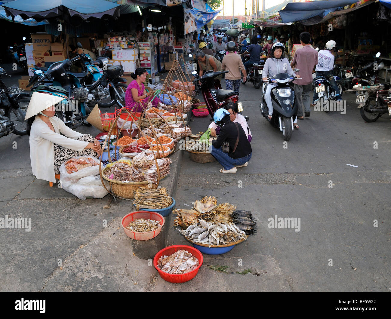 Frau verkauft getrocknete Fische sitzen auf dem Boden, Straße Markt, Vinh Longh, Mekong-Delta, Vietnam, Asien Stockfoto