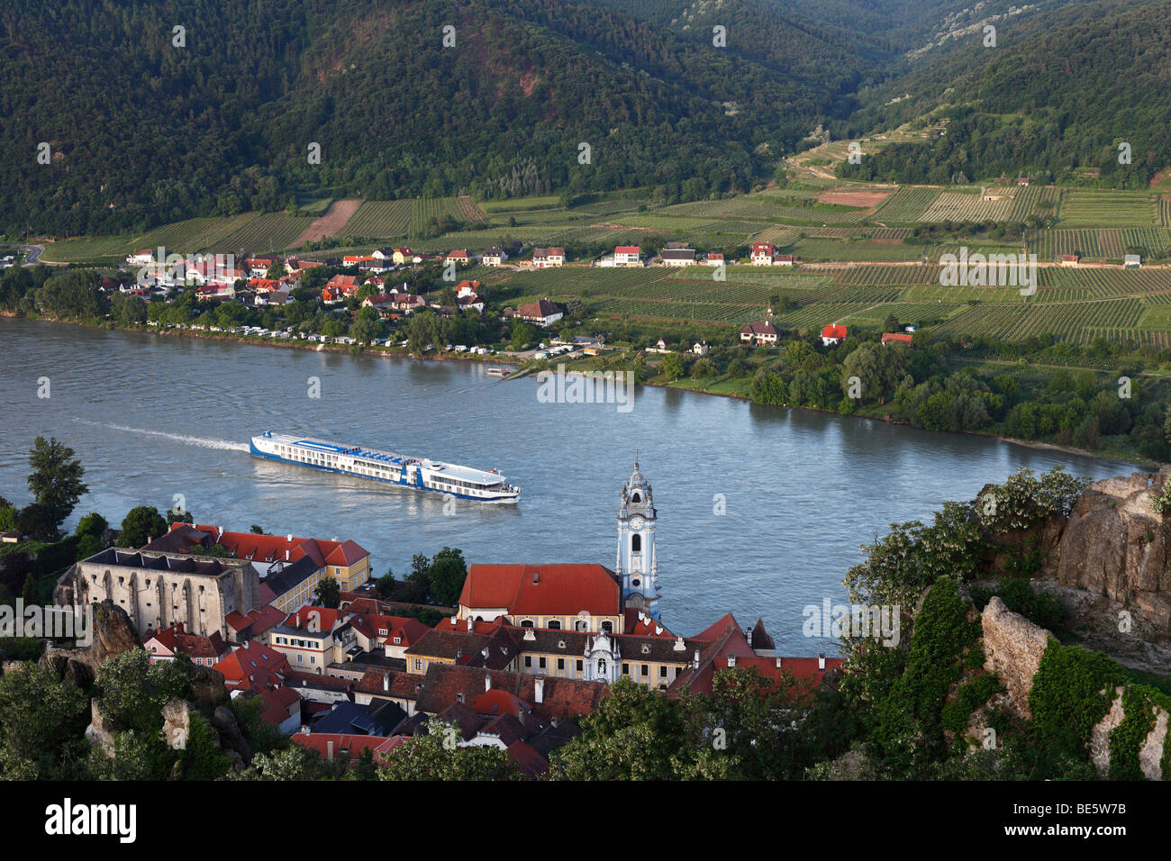 Dürnstein, Kreuzfahrtschiff auf der Donau Region Wachau, Österreich, Österreich, Europa zu senken Stockfoto