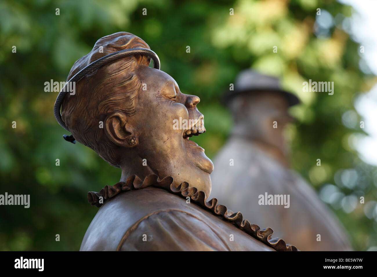 Bronze Skulpturen von Manfred Deix vor dem Karikaturmuseum Karikatur Museum, Kunstmeile Krems, Region Wachau, untere Au Stockfoto