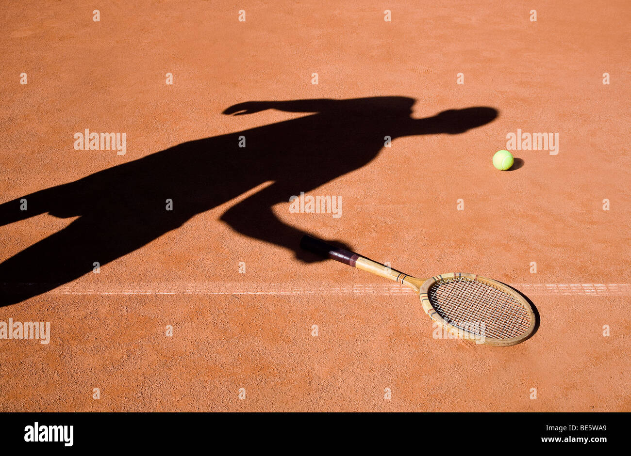 Schatten eines Menschen Tennis spielen Stockfoto