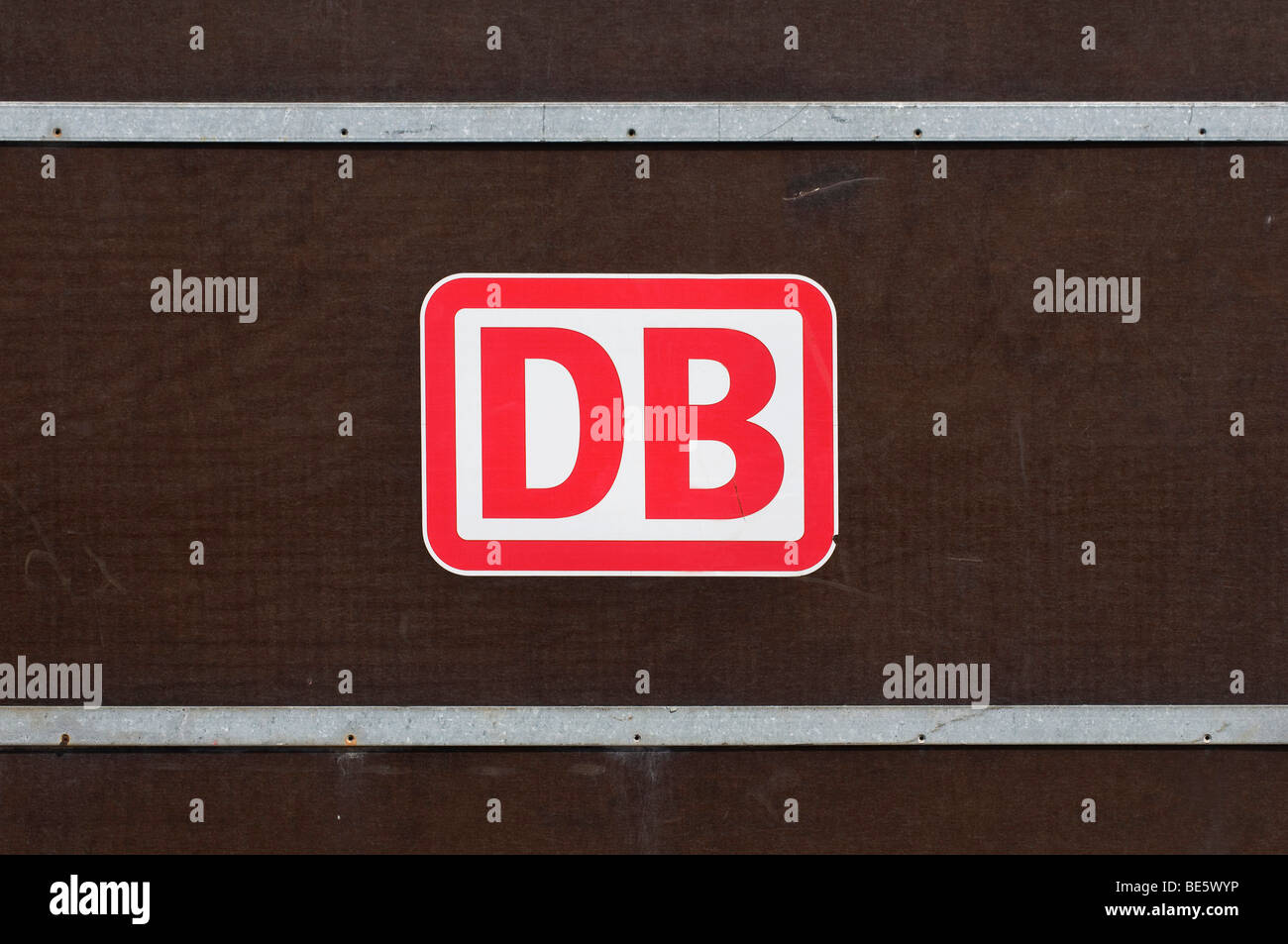 DB Deutsche Bahn Aufkleber auf einer Holzkiste für Seetransport Stockfoto