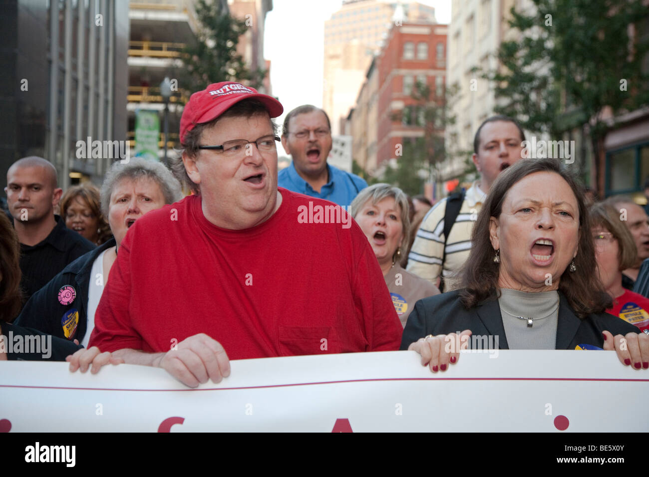 Michael Moore marschiert mit Mitgliedern der Union Theater für US-Premiere seines neuen Films "Kapitalismus, A Love Story" Stockfoto