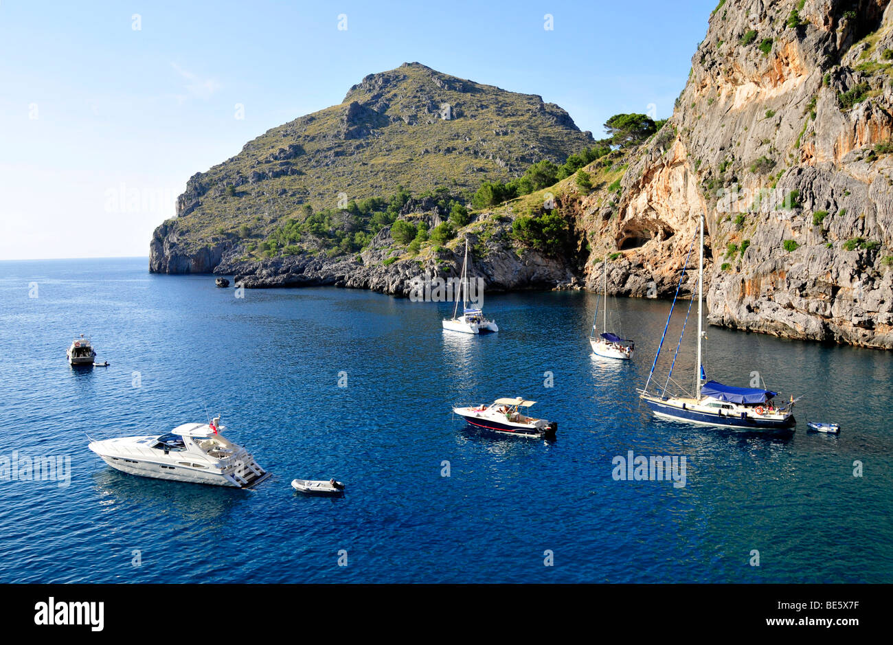 Touristischen Boote am Eingang zum Torrent de Pareis Schlucht, Sa Calobra, Mallorca, Balearen, Spanien, Europa Stockfoto