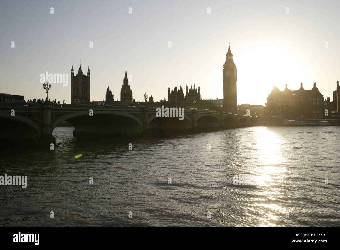 Westminster, Häuser des Parlaments in Themse im späten Nachmittag Silhouette.Clear blue Skys, Architekturlandschaft, uk Stockfoto
