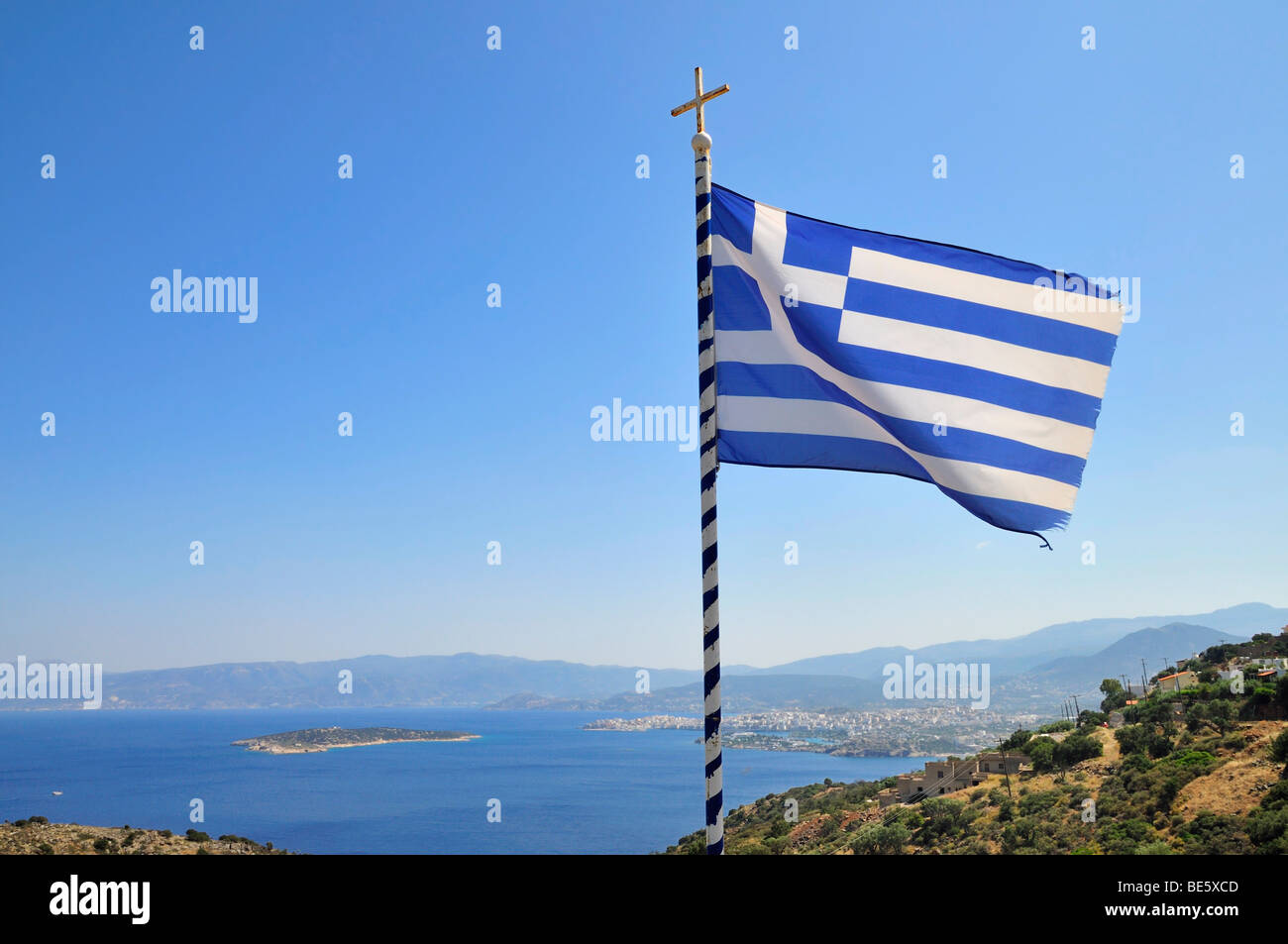 Griechische Flagge in der Nähe von Agios Nikolaos oder Ayios Nikolaos, Ostkreta, Kreta, Griechenland, Europa Stockfoto