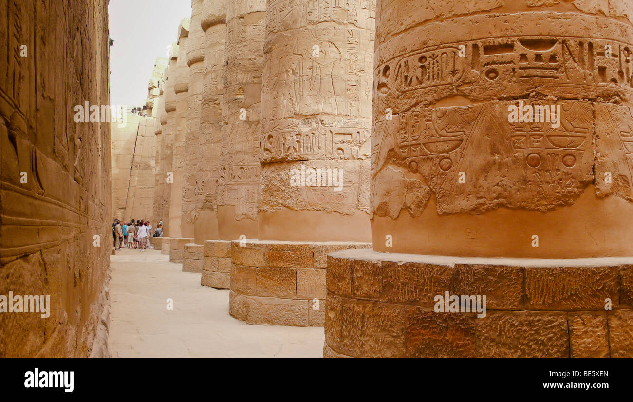 Großes Peristyl, Spalten in das Areal, Wand-Zeichnungen und Hieroglyphen, Karnak Tempel, Luxor, Ägypten. Afrika Stockfoto