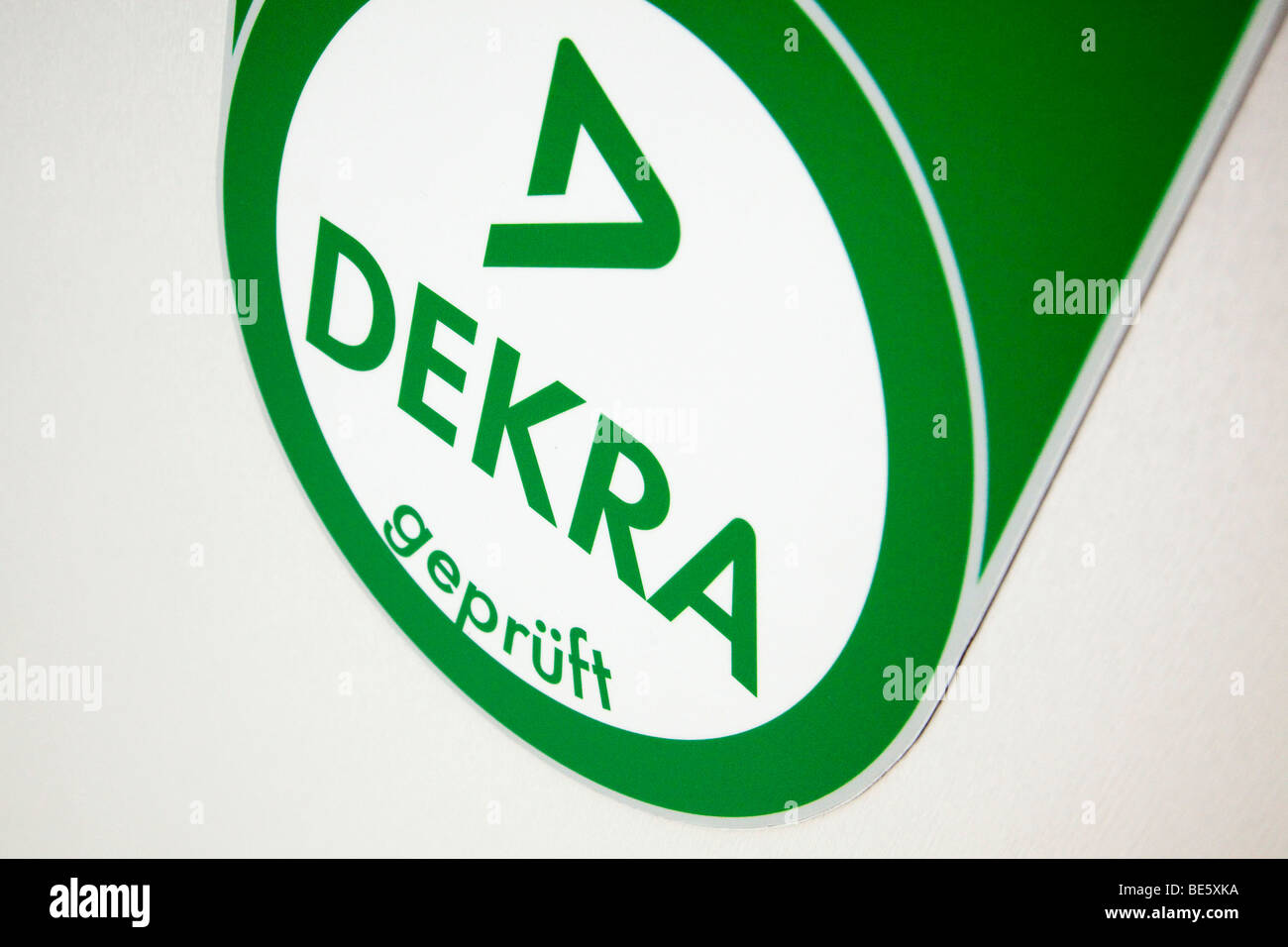 Logo der Dekra AG in Stuttgart, Baden-Württemberg, Deutschland, Europa Stockfoto