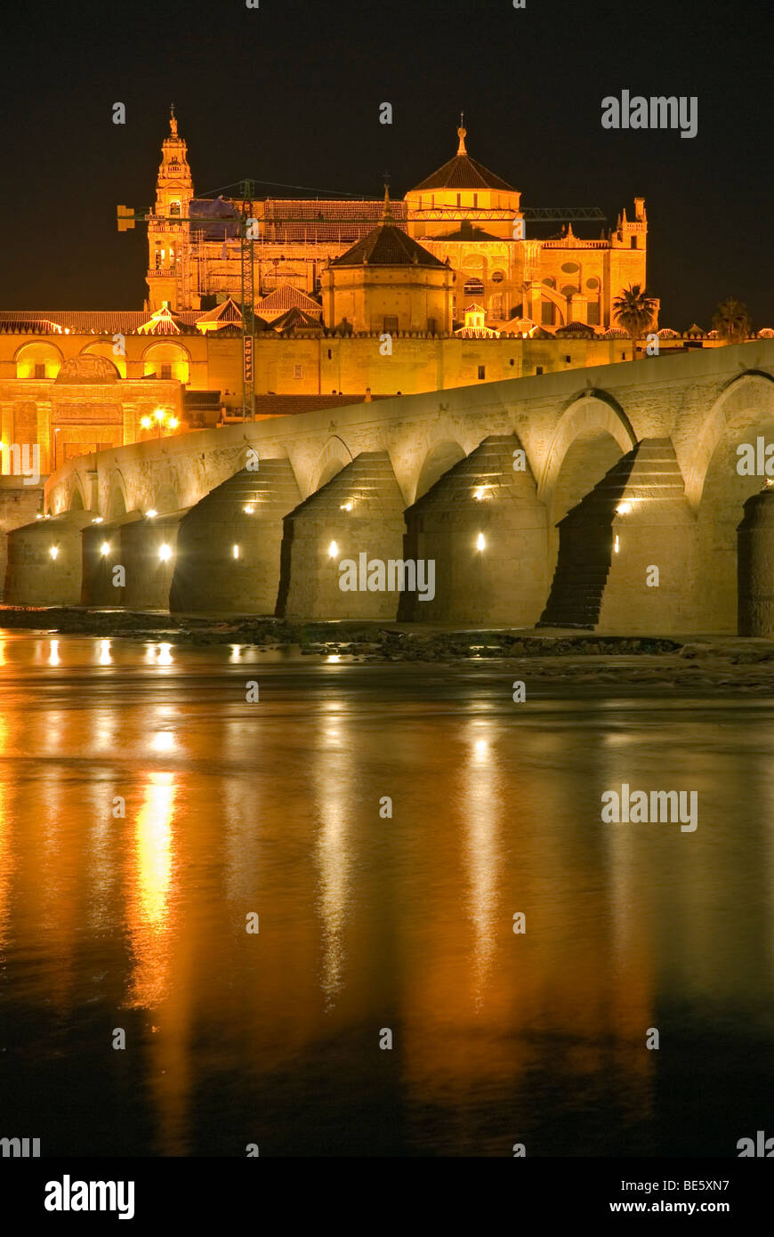 Der künstlich beleuchteten Puente Romano Überquerung des Guadalquivir-Flusses mit der Mezquita im Rücken, Córdoba, Andalusien, Spanien Stockfoto