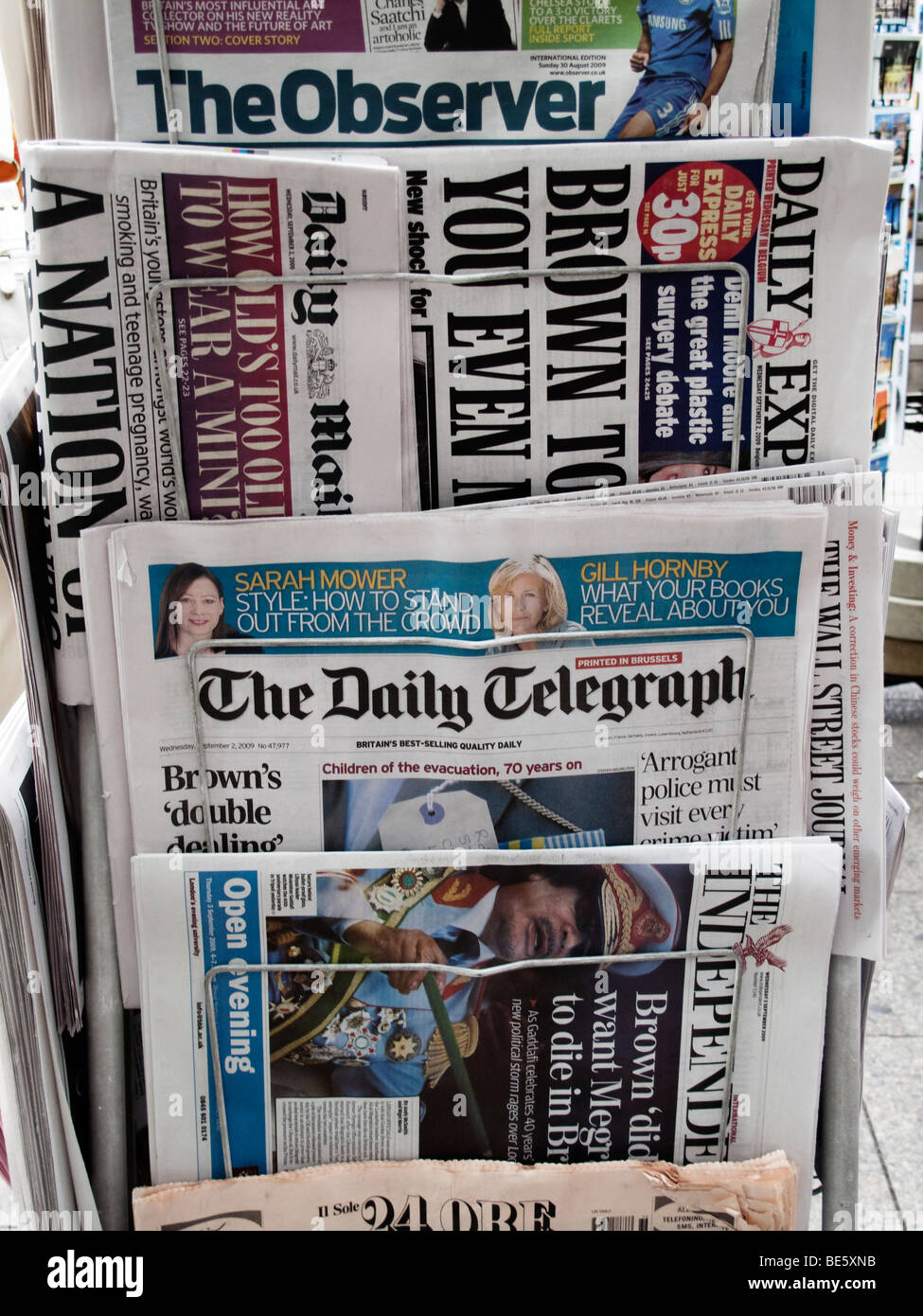Englische Zeitungen zum Verkauf an Kiosken Stockfoto