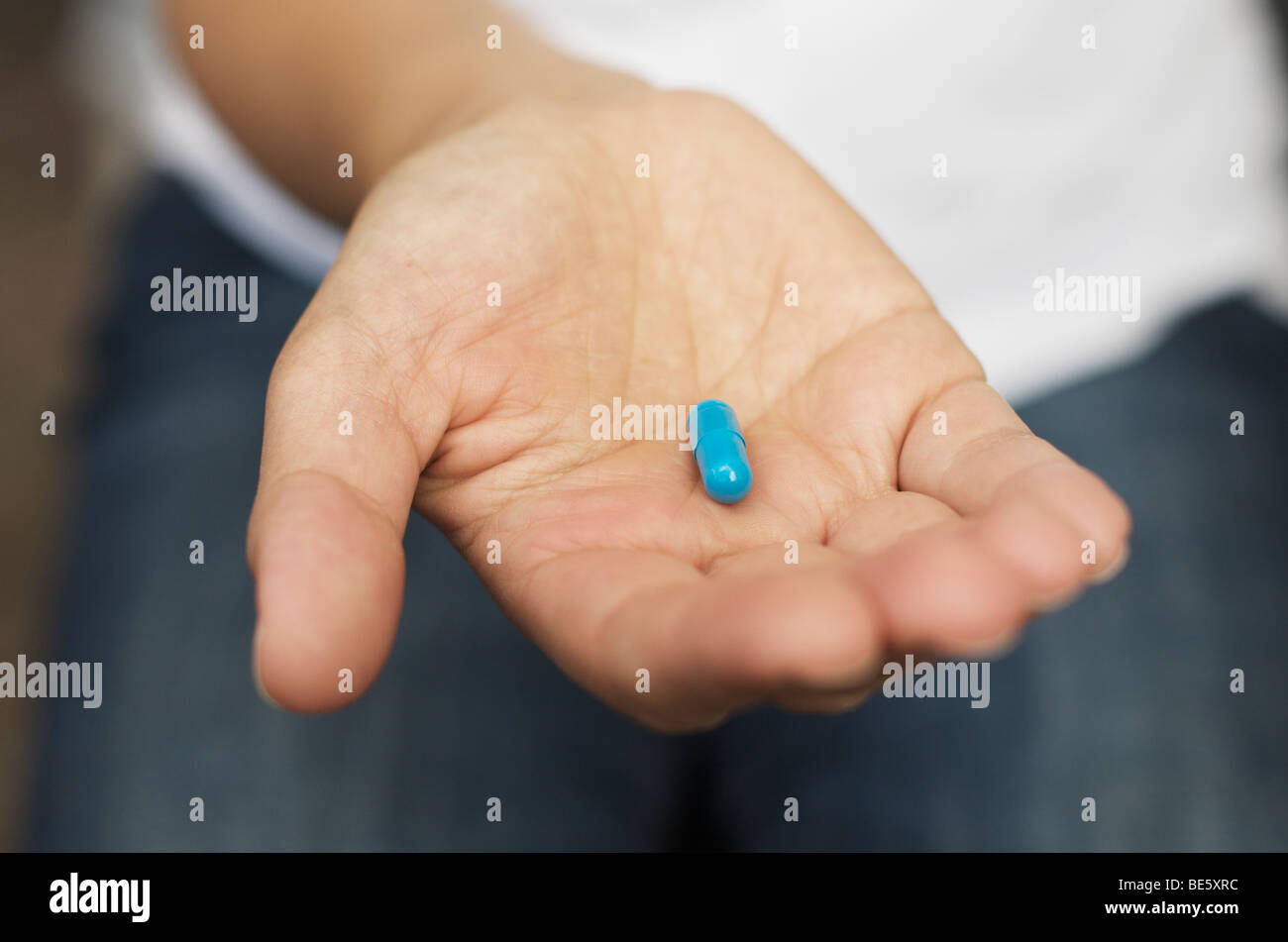 Kleine blaue Pille Stockfoto