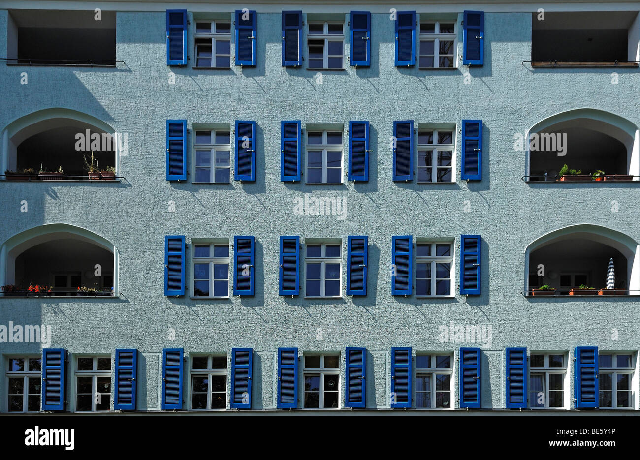 Altes Herrenhaus mit Loggien und neuen blauen Fensterläden in Löbtau Bezirk, Dresden, Sachsen, Deutschland, Europa Stockfoto