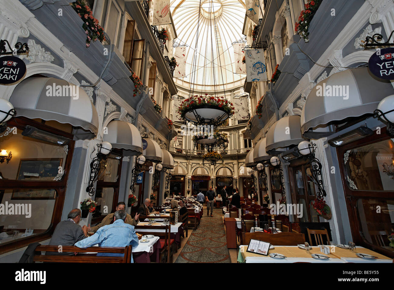 Restaurant in der Einkaufspassage von Cicek-Passage, Istiklal Caddesi, Unabhängigkeit Street, Beyoglu, Istanbul, Türkei Stockfoto