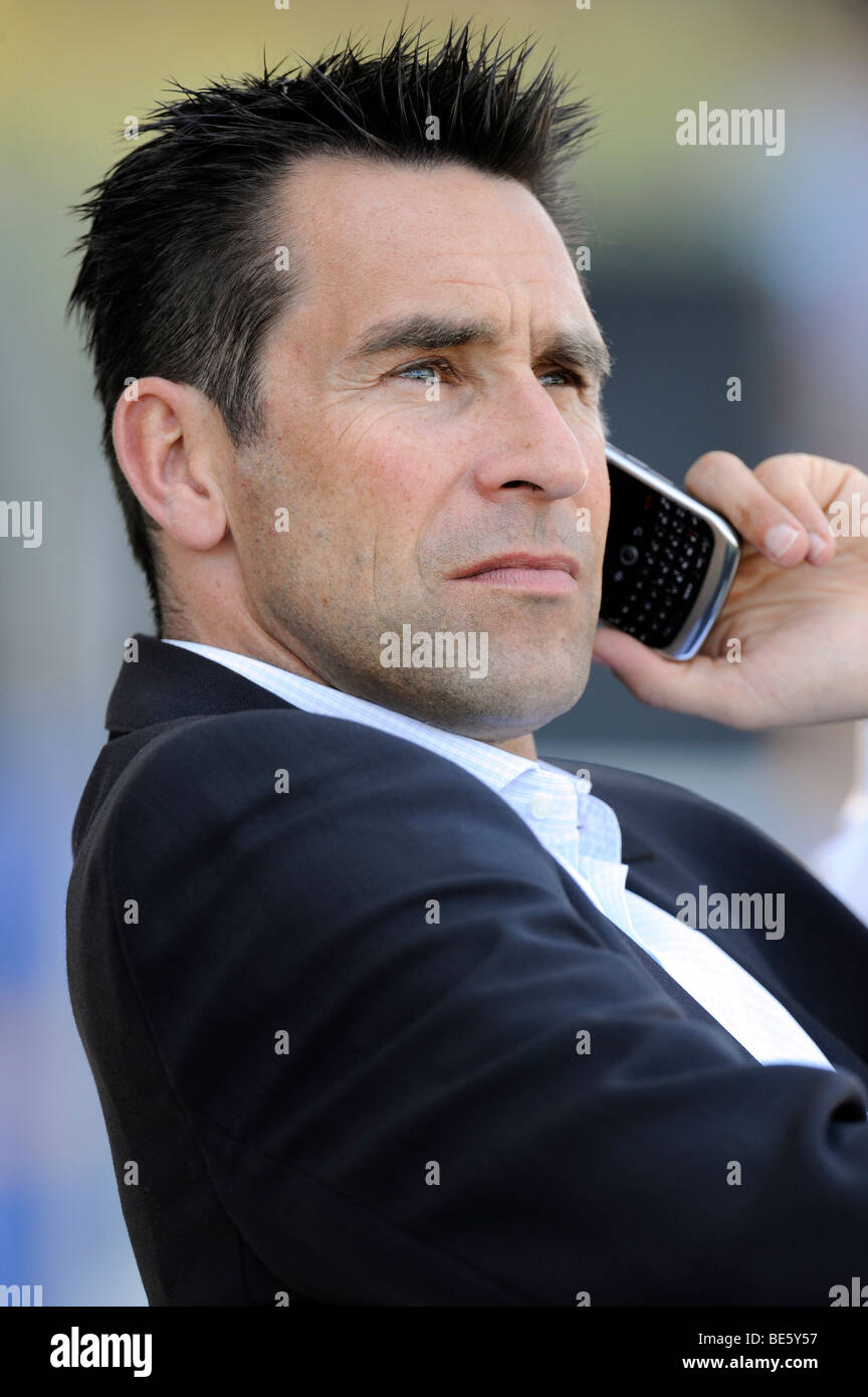 Ehemalige internationale Spieler, Manager und Abteilungsleiter Lizenzgebühren Michael Preetz Hertha BSC Berling, auf seinem Handy Stockfoto