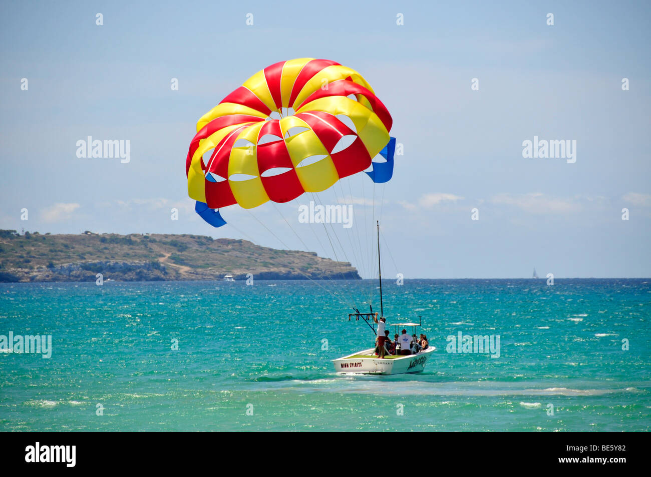 Touristen mit einem Fallschirm in El Arenal, am Strand von Playa de Palma, Mallorca, Balearen, Spanien, Europa Stockfoto