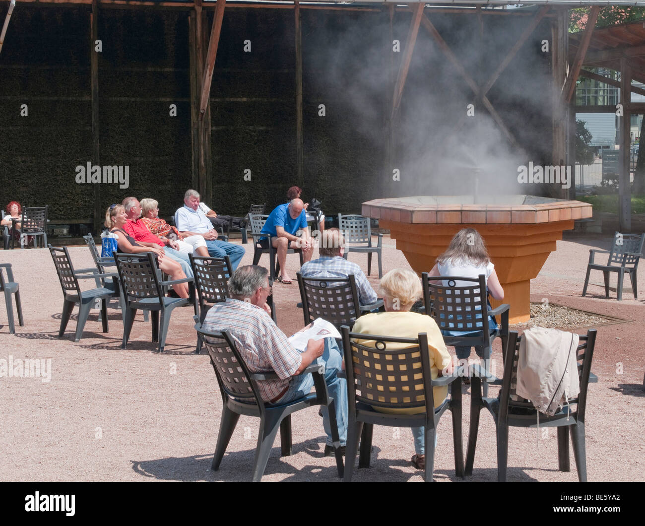 Patienten atmen Sie Salz-haltige Luft vor einer Kochsalzlösung, Bad Kreuznach Kurort, Rheinland-Pfalz, Deutschland, Europa Stockfoto