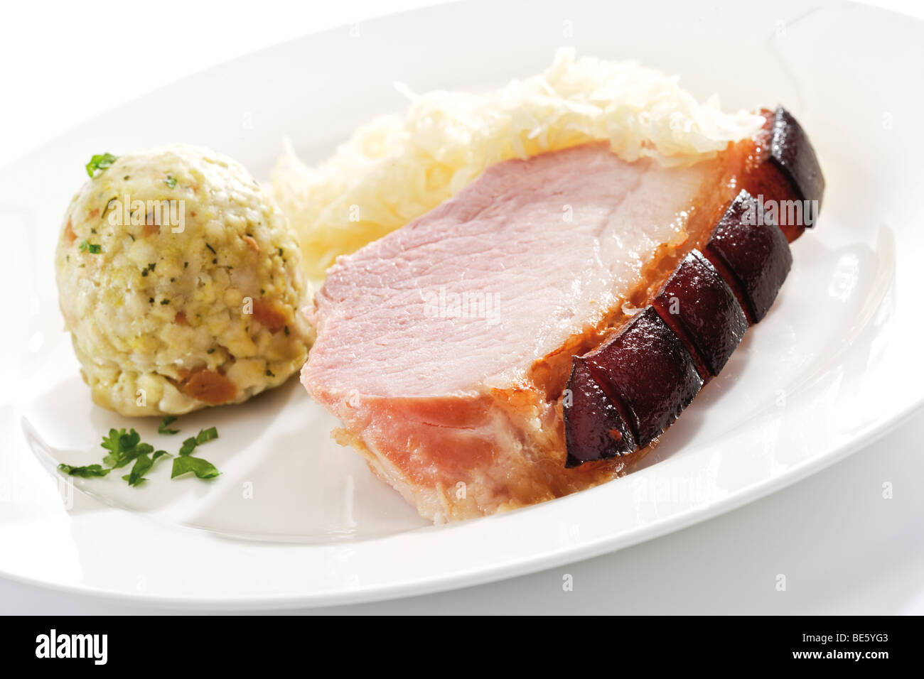 Gerollte Schweinebraten vom Spanferkel mit Sauerkraut und Kartoffel ...