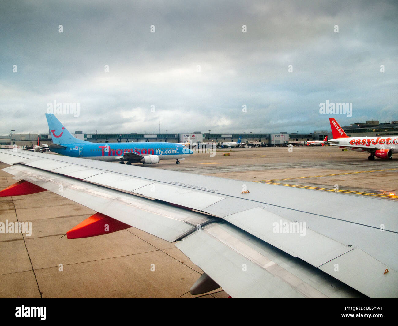 billig-Airlines Flugzeuge, Flughafen London-Gatwick, England Stockfoto