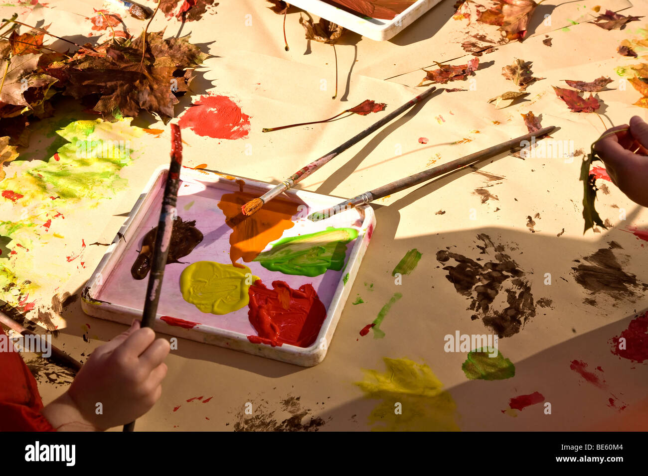 Malen mit herbstlichen Farben und Herbstlaub Stockfoto