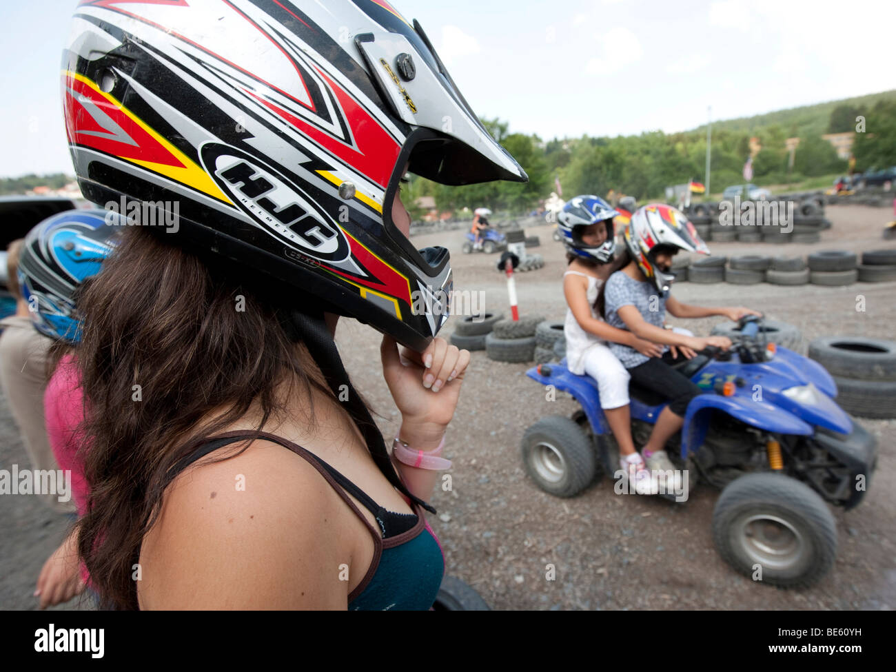 Mädchen, etwa 16 Jahre alt, einen Helm zu tragen, mit Blick auf ein Quad-Parcours,  Kinder reiten, Quad-Bikes, Hessen, Deutschland, Europa Stockfotografie -  Alamy