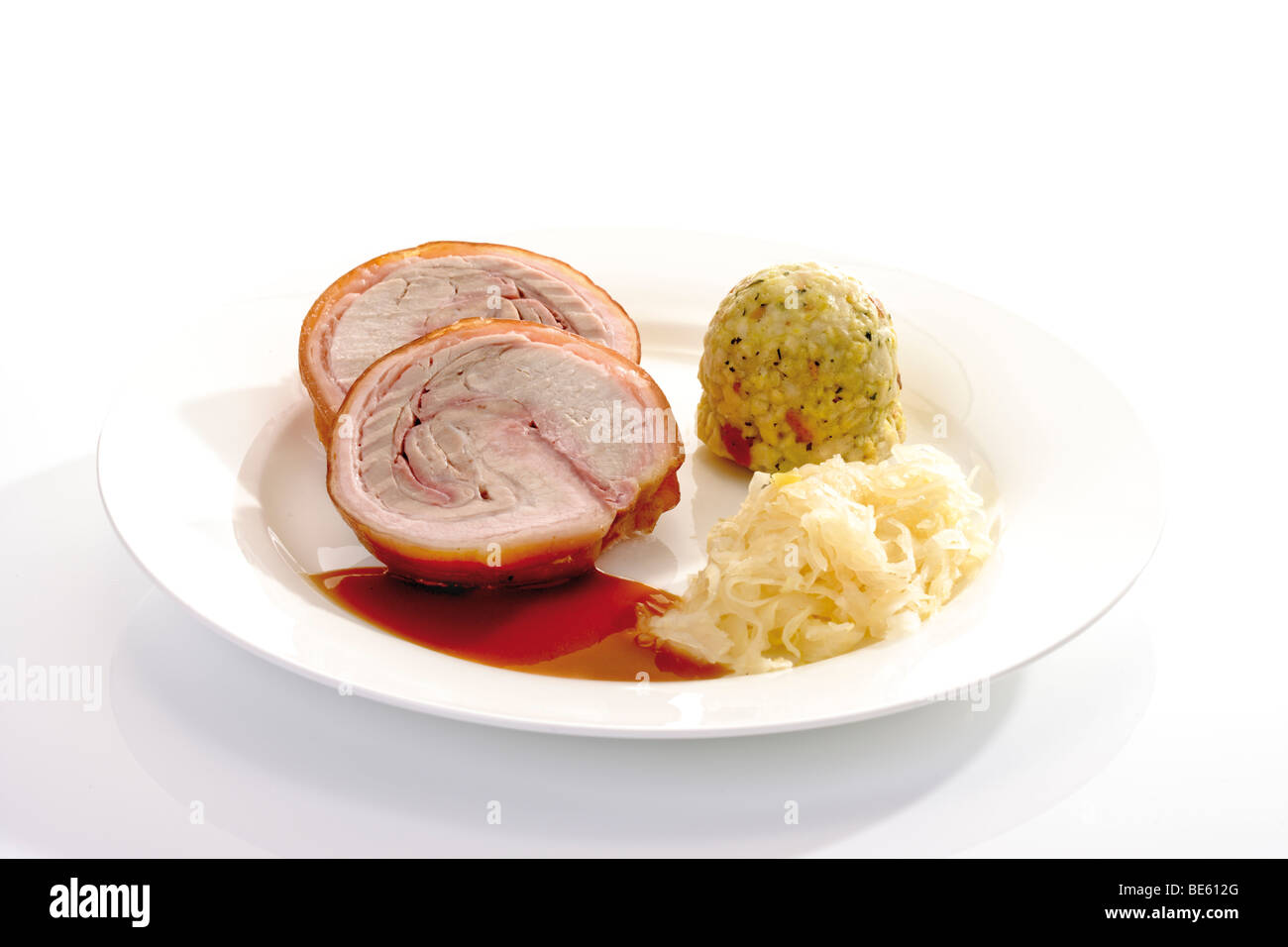 Gerollte Braten, Spanferkel mit Kartoffelknödel, Sauerkraut und sauce Stockfoto