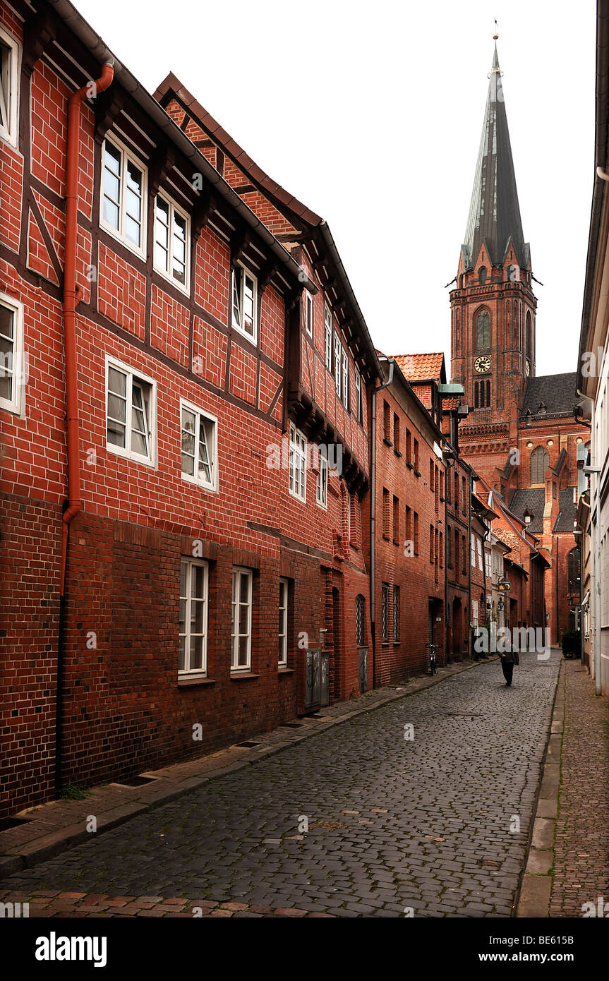 Gasse mit historischen Gebäuden, St. Johanniskirche in den Rücken, Ziegelstein gotisch, Lüneburg, Niedersachsen, Deutschland, Europa Stockfoto