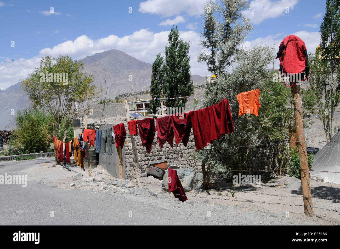 Diskit Kloster, buddhistische Mönche Waschungen auf der Linie Nubra Valley, Ladakh, Jammu und Kaschmir, Nordindien, Indien, Asien Stockfoto