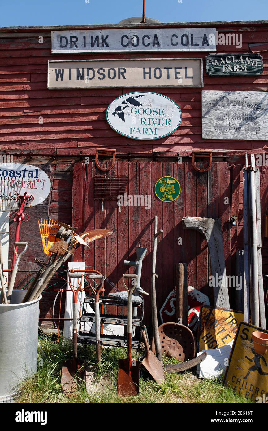 Artikel zum Verkauf, Trödelladen, Searsport, Maine Stockfoto