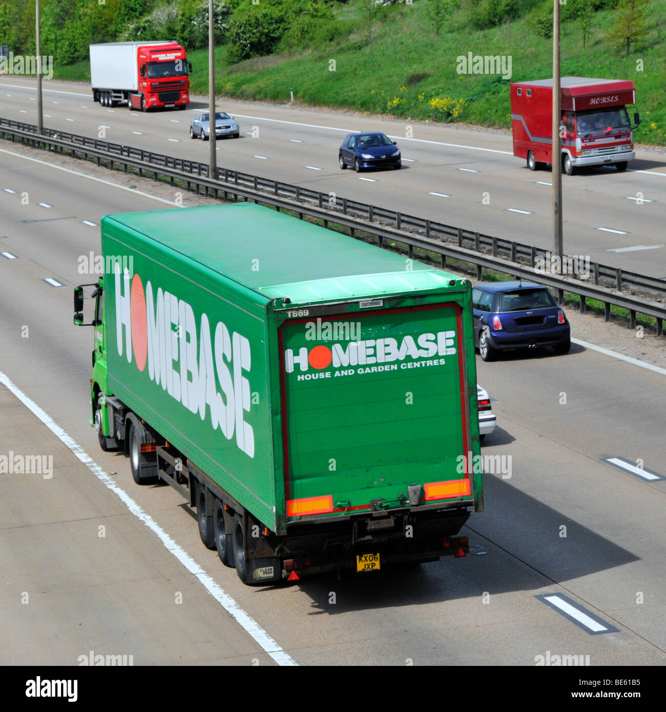 HomeBase Lieferung LKW M25 Autobahn Stockfoto HomeBase Lieferung LKW M25 Autobahn Stockfoto
