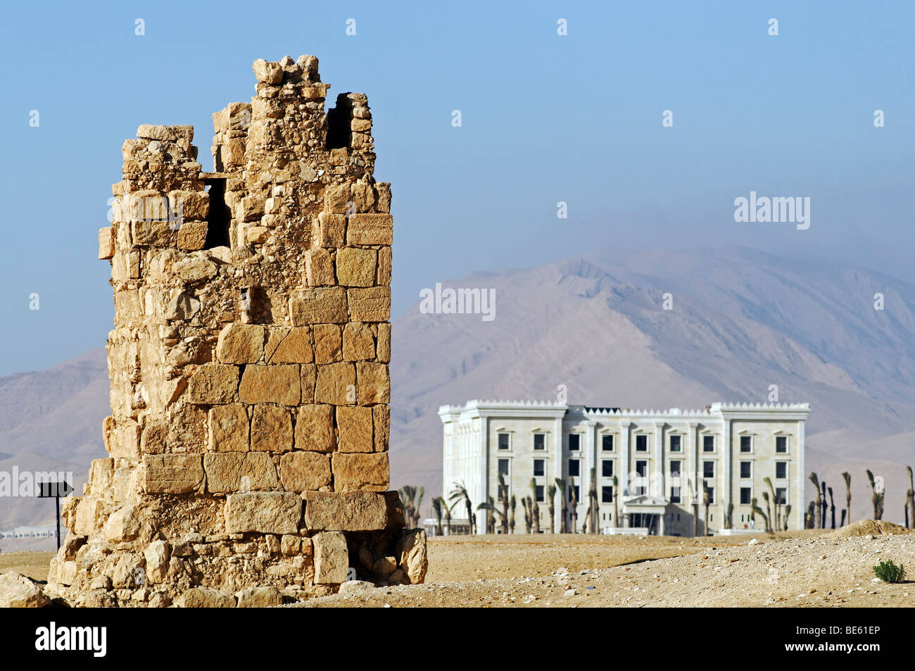 Schweren Turm und modernes Hotel im Tal der Gräber, Palmyra Ausgrabungsstätte, Tadmur, Syrien, Asien Stockfoto