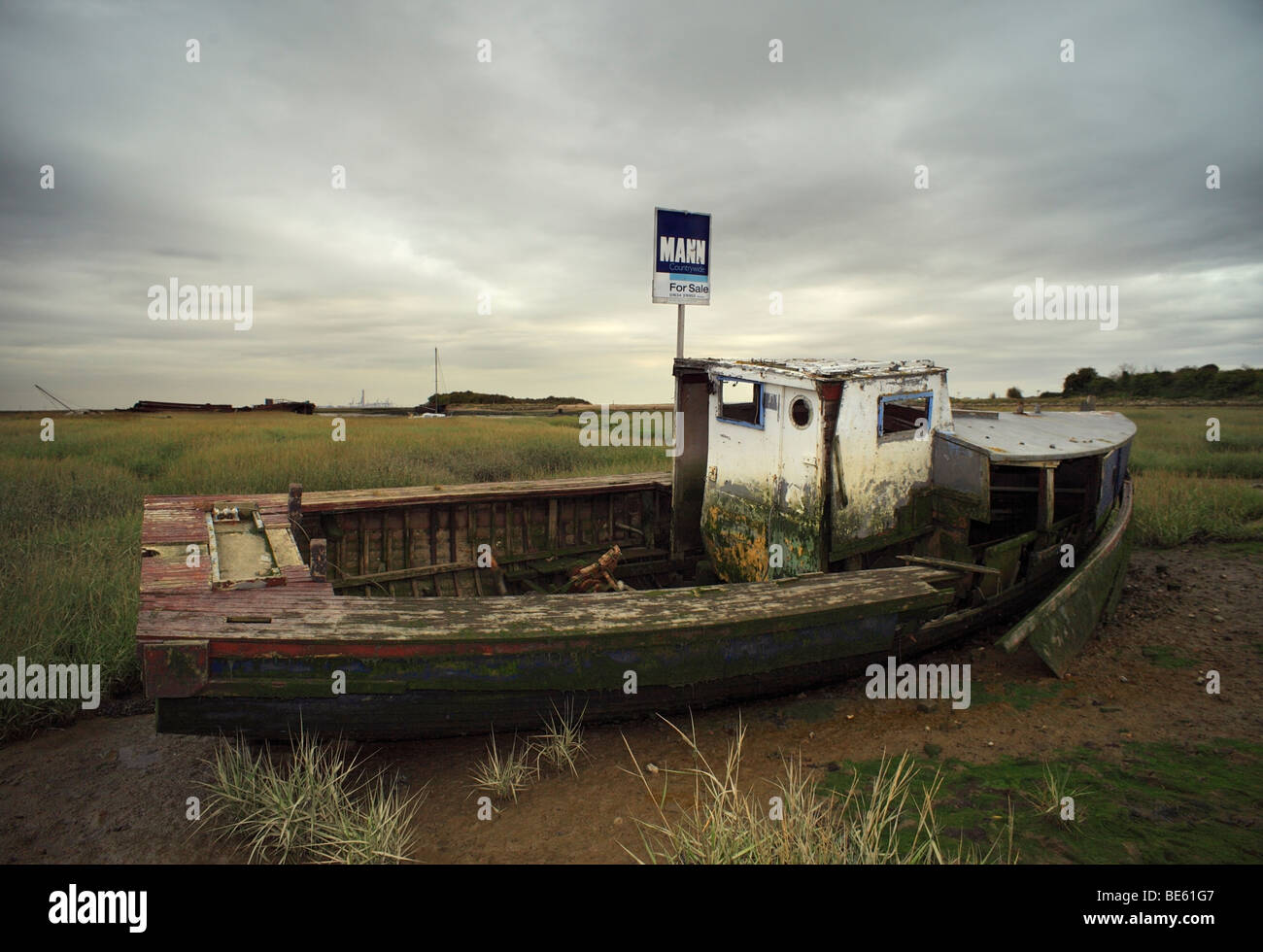Verlassene Boot zu verkaufen. Fluss Medway, Kent, England, UK. Stockfoto