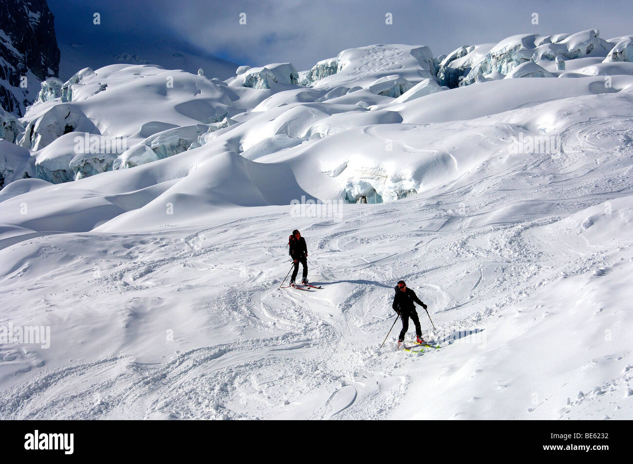 Eine Gruppe von Skifahrern am Gletscher Glacier du Géant in Vall e Blanche, Chamonix, Haute-Savoie, Frankreich Stockfoto