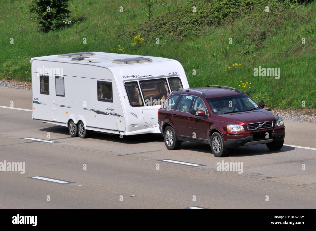 M25 Autobahn Volvo Auto verdeckt Nummernschild Abschleppen Twin Achse Wohnwagen Stockfoto M25 Autobahn Volvo Auto verdeckt Nummernschild Abschleppen Twin Achse Wohnwagen Stockfoto