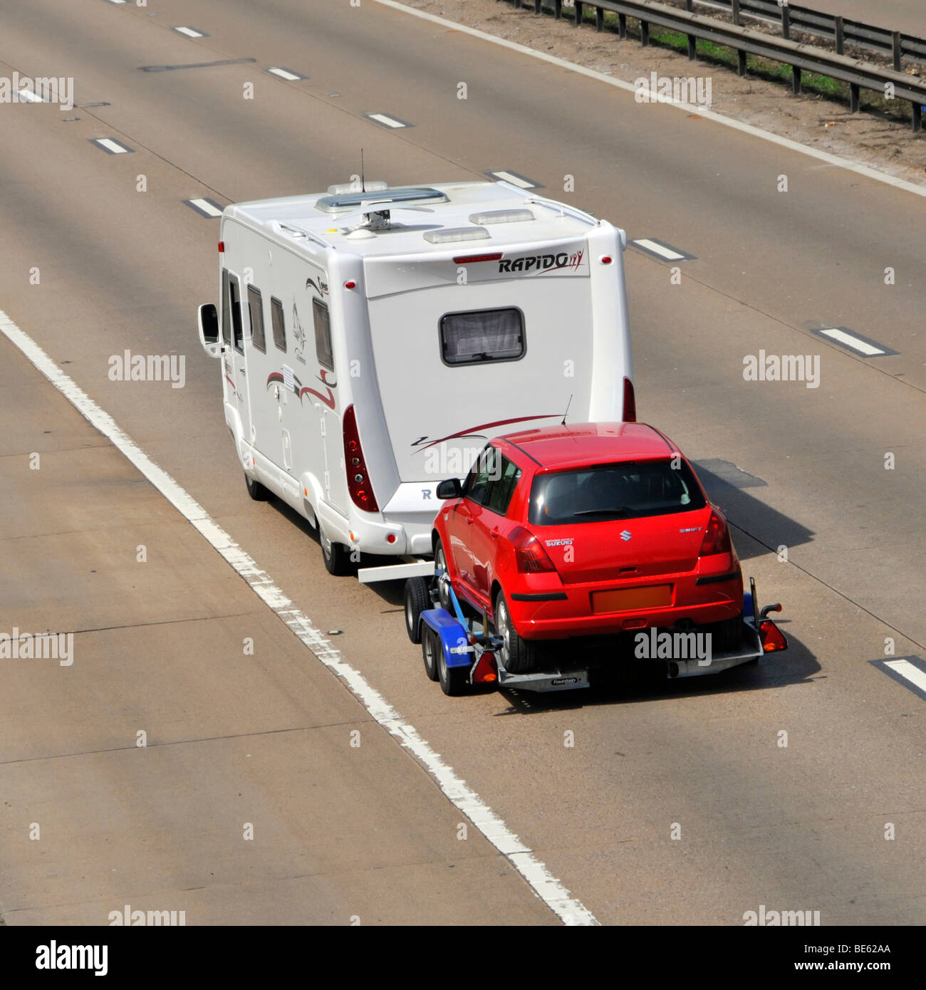 M25 Autobahn Wohnmobil verdeckt Nummernschild ein Suzuki Swift Auto abschleppen Stockfoto M25 Autobahn Wohnmobil verdeckt Nummernschild ein Suzuki Swift Auto abschleppen Stockfoto