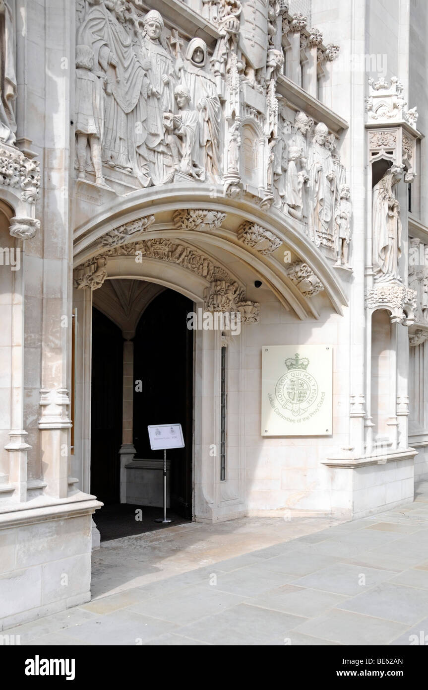 Fassade & kunstvoll gewölbter Eingang vor dem Obersten Gerichtshof In Middlesex Guildhall, einem denkmalgeschützten Gebäude aus portland in Westminster London, England, Großbritannien Stockfoto