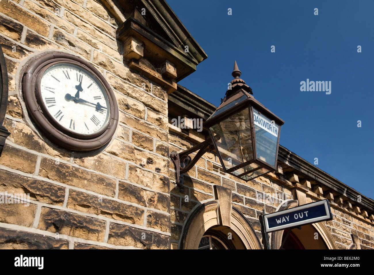 Großbritannien, England, Yorkshire, Keighley und Wert Tal Steam Railway, Oakworth Bahnhofsuhr Stockfoto