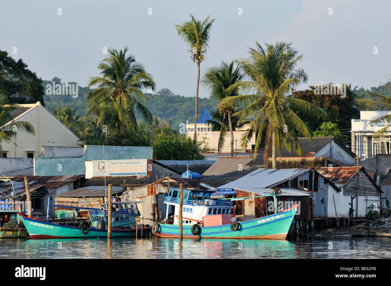 Angelboote/Fischerboote und idyllisches Fischerdorf mit einfachen bunten Holzhäusern und Palmen, Phu Quoc, Vietnam, Asien Stockfoto