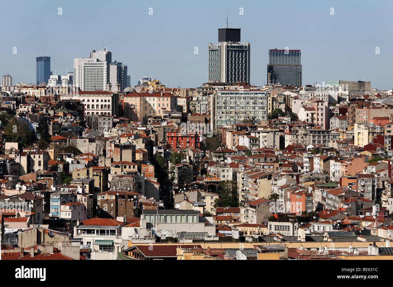 Blick über die Dächer von Beyoglu auf modernen Wolkenkratzern, Istanbul, Türkei Stockfoto